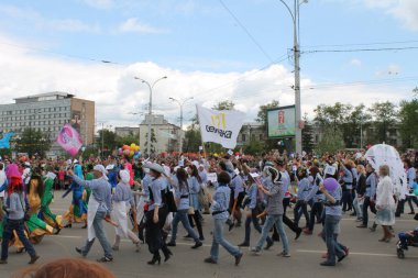 Irkutsk 'ta, Pazar günü, Haziran' ın başında, şehir günü kutlanır. 2014 'te, 7 Haziran' dı. Sabah bir geçit töreni var. Tatile okullar, üniversiteler, ticari firmalar ve kamu kuruluşları da katılıyor..