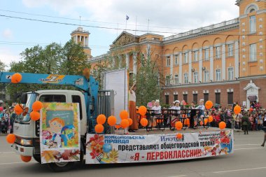 Irkutsk 'ta, Pazar günü, Haziran' ın başında, şehir günü kutlanır. 2014 'te, 7 Haziran' dı. Sabah bir geçit töreni var. Tatile okullar, üniversiteler, ticari firmalar ve kamu kuruluşları da katılıyor..