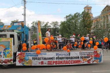 Irkutsk 'ta, Pazar günü, Haziran' ın başında, şehir günü kutlanır. 2014 'te, 7 Haziran' dı. Sabah bir geçit töreni var. Tatile okullar, üniversiteler, ticari firmalar ve kamu kuruluşları da katılıyor..