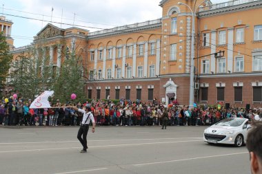 Irkutsk 'ta, Pazar günü, Haziran' ın başında, şehir günü kutlanır. 2014 'te, 7 Haziran' dı. Sabah bir geçit töreni var. Tatile okullar, üniversiteler, ticari firmalar ve kamu kuruluşları da katılıyor..