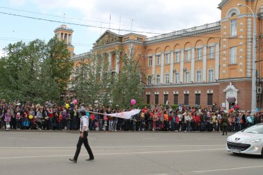 Irkutsk 'ta, Pazar günü, Haziran' ın başında, şehir günü kutlanır. 2014 'te, 7 Haziran' dı. Sabah bir geçit töreni var. Tatile okullar, üniversiteler, ticari firmalar ve kamu kuruluşları da katılıyor..