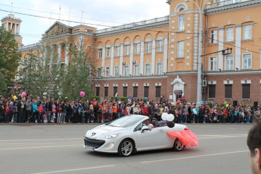 Irkutsk 'ta, Pazar günü, Haziran' ın başında, şehir günü kutlanır. 2014 'te, 7 Haziran' dı. Sabah bir geçit töreni var. Tatile okullar, üniversiteler, ticari firmalar ve kamu kuruluşları da katılıyor..