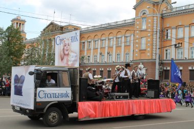 Irkutsk 'ta, Pazar günü, Haziran' ın başında, şehir günü kutlanır. 2014 'te, 7 Haziran' dı. Sabah bir geçit töreni var. Tatile okullar, üniversiteler, ticari firmalar ve kamu kuruluşları da katılıyor..