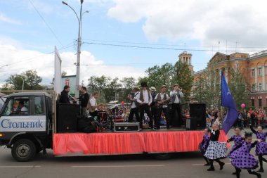 Irkutsk 'ta, Pazar günü, Haziran' ın başında, şehir günü kutlanır. 2014 'te, 7 Haziran' dı. Sabah bir geçit töreni var. Tatile okullar, üniversiteler, ticari firmalar ve kamu kuruluşları da katılıyor..