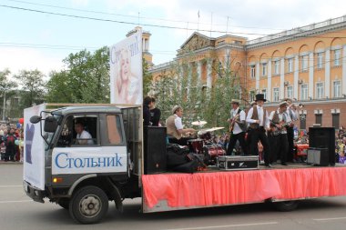 Irkutsk 'ta, Pazar günü, Haziran' ın başında, şehir günü kutlanır. 2014 'te, 7 Haziran' dı. Sabah bir geçit töreni var. Tatile okullar, üniversiteler, ticari firmalar ve kamu kuruluşları da katılıyor..