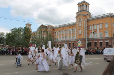 Irkutsk 'ta, Pazar günü, Haziran' ın başında, şehir günü kutlanır. 2014 'te, 7 Haziran' dı. Sabah bir geçit töreni var. Tatile okullar, üniversiteler, ticari firmalar ve kamu kuruluşları da katılıyor..