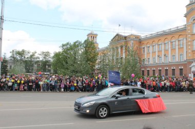 Irkutsk 'ta, Pazar günü, Haziran' ın başında, şehir günü kutlanır. 2014 'te, 7 Haziran' dı. Sabah bir geçit töreni var. Tatile okullar, üniversiteler, ticari firmalar ve kamu kuruluşları da katılıyor..