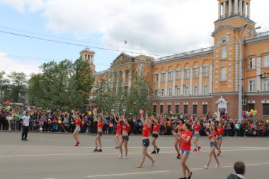 Irkutsk 'ta, Pazar günü, Haziran' ın başında, şehir günü kutlanır. 2014 'te, 7 Haziran' dı. Sabah bir geçit töreni var. Tatile okullar, üniversiteler, ticari firmalar ve kamu kuruluşları da katılıyor..
