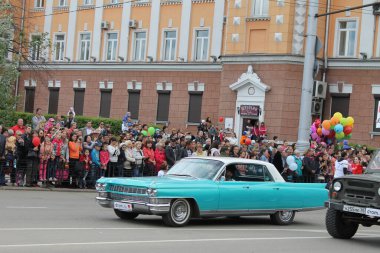 Irkutsk 'ta, Pazar günü, Haziran' ın başında, şehir günü kutlanır. 2014 'te, 7 Haziran' dı. Sabah bir geçit töreni var. Tatile okullar, üniversiteler, ticari firmalar ve kamu kuruluşları da katılıyor..