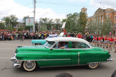 Irkutsk 'ta, Pazar günü, Haziran' ın başında, şehir günü kutlanır. 2014 'te, 7 Haziran' dı. Sabah bir geçit töreni var. Tatile okullar, üniversiteler, ticari firmalar ve kamu kuruluşları da katılıyor..