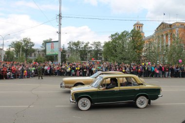 Irkutsk 'ta, Pazar günü, Haziran' ın başında, şehir günü kutlanır. 2014 'te, 7 Haziran' dı. Sabah bir geçit töreni var. Tatile okullar, üniversiteler, ticari firmalar ve kamu kuruluşları da katılıyor..