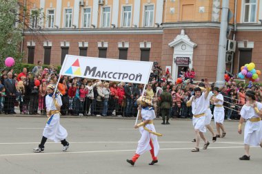 Irkutsk 'ta, Pazar günü, Haziran' ın başında, şehir günü kutlanır. 2014 'te, 7 Haziran' dı. Sabah bir geçit töreni var. Tatile okullar, üniversiteler, ticari firmalar ve kamu kuruluşları da katılıyor..