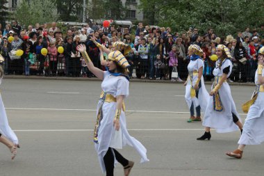 Irkutsk 'ta, Pazar günü, Haziran' ın başında, şehir günü kutlanır. 2014 'te, 7 Haziran' dı. Sabah bir geçit töreni var. Tatile okullar, üniversiteler, ticari firmalar ve kamu kuruluşları da katılıyor..