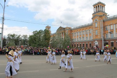 Irkutsk 'ta, Pazar günü, Haziran' ın başında, şehir günü kutlanır. 2014 'te, 7 Haziran' dı. Sabah bir geçit töreni var. Tatile okullar, üniversiteler, ticari firmalar ve kamu kuruluşları da katılıyor..