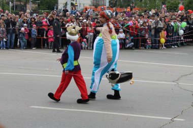 Irkutsk 'ta, Pazar günü, Haziran' ın başında, şehir günü kutlanır. 2014 'te, 7 Haziran' dı. Sabah bir geçit töreni var. Tatile okullar, üniversiteler, ticari firmalar ve kamu kuruluşları da katılıyor..