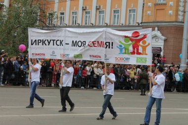 Irkutsk 'ta, Pazar günü, Haziran' ın başında, şehir günü kutlanır. 2014 'te, 7 Haziran' dı. Sabah bir geçit töreni var. Tatile okullar, üniversiteler, ticari firmalar ve kamu kuruluşları da katılıyor..