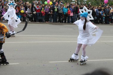 Irkutsk 'ta, Pazar günü, Haziran' ın başında, şehir günü kutlanır. 2014 'te, 7 Haziran' dı. Sabah bir geçit töreni var. Tatile okullar, üniversiteler, ticari firmalar ve kamu kuruluşları da katılıyor..