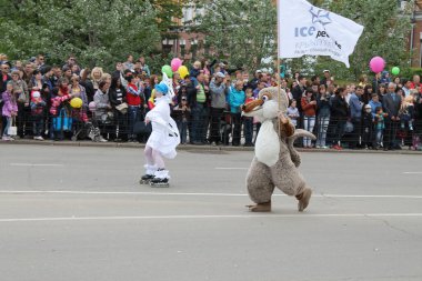 Irkutsk 'ta, Pazar günü, Haziran' ın başında, şehir günü kutlanır. 2014 'te, 7 Haziran' dı. Sabah bir geçit töreni var. Tatile okullar, üniversiteler, ticari firmalar ve kamu kuruluşları da katılıyor..