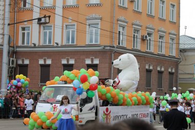 Irkutsk 'ta, Pazar günü, Haziran' ın başında, şehir günü kutlanır. 2014 'te, 7 Haziran' dı. Sabah bir geçit töreni var. Tatile okullar, üniversiteler, ticari firmalar ve kamu kuruluşları da katılıyor..