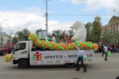 Irkutsk 'ta, Pazar günü, Haziran' ın başında, şehir günü kutlanır. 2014 'te, 7 Haziran' dı. Sabah bir geçit töreni var. Tatile okullar, üniversiteler, ticari firmalar ve kamu kuruluşları da katılıyor..