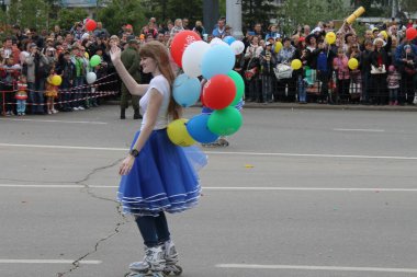 Irkutsk 'ta, Pazar günü, Haziran' ın başında, şehir günü kutlanır. 2014 'te, 7 Haziran' dı. Sabah bir geçit töreni var. Tatile okullar, üniversiteler, ticari firmalar ve kamu kuruluşları da katılıyor..