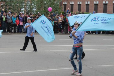 Irkutsk 'ta, Pazar günü, Haziran' ın başında, şehir günü kutlanır. 2014 'te, 7 Haziran' dı. Sabah bir geçit töreni var. Tatile okullar, üniversiteler, ticari firmalar ve kamu kuruluşları da katılıyor..