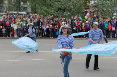 Irkutsk 'ta, Pazar günü, Haziran' ın başında, şehir günü kutlanır. 2014 'te, 7 Haziran' dı. Sabah bir geçit töreni var. Tatile okullar, üniversiteler, ticari firmalar ve kamu kuruluşları da katılıyor..
