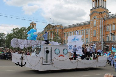 Irkutsk 'ta, Pazar günü, Haziran' ın başında, şehir günü kutlanır. 2014 'te, 7 Haziran' dı. Sabah bir geçit töreni var. Tatile okullar, üniversiteler, ticari firmalar ve kamu kuruluşları da katılıyor..
