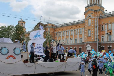 Irkutsk 'ta, Pazar günü, Haziran' ın başında, şehir günü kutlanır. 2014 'te, 7 Haziran' dı. Sabah bir geçit töreni var. Tatile okullar, üniversiteler, ticari firmalar ve kamu kuruluşları da katılıyor..