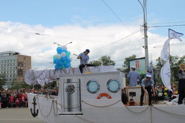Irkutsk 'ta, Pazar günü, Haziran' ın başında, şehir günü kutlanır. 2014 'te, 7 Haziran' dı. Sabah bir geçit töreni var. Tatile okullar, üniversiteler, ticari firmalar ve kamu kuruluşları da katılıyor..