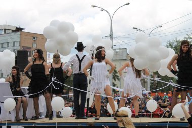 Irkutsk 'ta, Pazar günü, Haziran' ın başında, şehir günü kutlanır. 2014 'te, 7 Haziran' dı. Sabah bir geçit töreni var. Tatile okullar, üniversiteler, ticari firmalar ve kamu kuruluşları da katılıyor..
