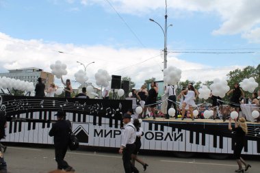 Irkutsk 'ta, Pazar günü, Haziran' ın başında, şehir günü kutlanır. 2014 'te, 7 Haziran' dı. Sabah bir geçit töreni var. Tatile okullar, üniversiteler, ticari firmalar ve kamu kuruluşları da katılıyor..
