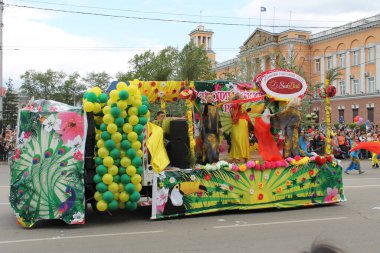 Irkutsk 'ta, Pazar günü, Haziran' ın başında, şehir günü kutlanır. 2014 'te, 7 Haziran' dı. Sabah bir geçit töreni var. Tatile okullar, üniversiteler, ticari firmalar ve kamu kuruluşları da katılıyor..