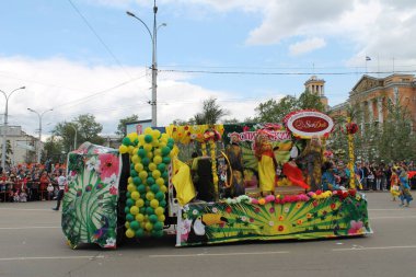Irkutsk 'ta, Pazar günü, Haziran' ın başında, şehir günü kutlanır. 2014 'te, 7 Haziran' dı. Sabah bir geçit töreni var. Tatile okullar, üniversiteler, ticari firmalar ve kamu kuruluşları da katılıyor..
