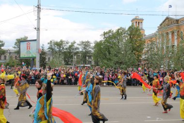 Irkutsk 'ta, Pazar günü, Haziran' ın başında, şehir günü kutlanır. 2014 'te, 7 Haziran' dı. Sabah bir geçit töreni var. Tatile okullar, üniversiteler, ticari firmalar ve kamu kuruluşları da katılıyor..