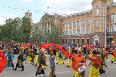 Irkutsk 'ta, Pazar günü, Haziran' ın başında, şehir günü kutlanır. 2014 'te, 7 Haziran' dı. Sabah bir geçit töreni var. Tatile okullar, üniversiteler, ticari firmalar ve kamu kuruluşları da katılıyor..