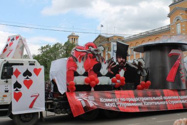 Irkutsk 'ta, Pazar günü, Haziran' ın başında, şehir günü kutlanır. 2014 'te, 7 Haziran' dı. Sabah bir geçit töreni var. Tatile okullar, üniversiteler, ticari firmalar ve kamu kuruluşları da katılıyor..