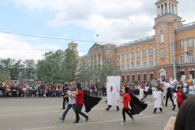Irkutsk 'ta, Pazar günü, Haziran' ın başında, şehir günü kutlanır. 2014 'te, 7 Haziran' dı. Sabah bir geçit töreni var. Tatile okullar, üniversiteler, ticari firmalar ve kamu kuruluşları da katılıyor..