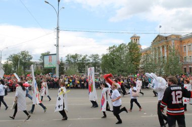 Irkutsk 'ta, Pazar günü, Haziran' ın başında, şehir günü kutlanır. 2014 'te, 7 Haziran' dı. Sabah bir geçit töreni var. Tatile okullar, üniversiteler, ticari firmalar ve kamu kuruluşları da katılıyor..