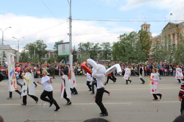 Irkutsk 'ta, Pazar günü, Haziran' ın başında, şehir günü kutlanır. 2014 'te, 7 Haziran' dı. Sabah bir geçit töreni var. Tatile okullar, üniversiteler, ticari firmalar ve kamu kuruluşları da katılıyor..