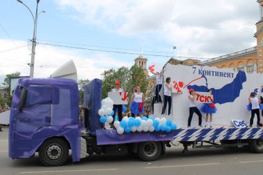 Irkutsk 'ta, Pazar günü, Haziran' ın başında, şehir günü kutlanır. 2014 'te, 7 Haziran' dı. Sabah bir geçit töreni var. Tatile okullar, üniversiteler, ticari firmalar ve kamu kuruluşları da katılıyor..