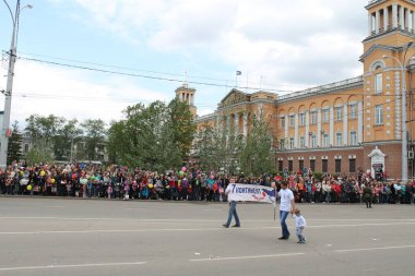 Irkutsk 'ta, Pazar günü, Haziran' ın başında, şehir günü kutlanır. 2014 'te, 7 Haziran' dı. Sabah bir geçit töreni var. Tatile okullar, üniversiteler, ticari firmalar ve kamu kuruluşları da katılıyor..