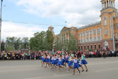 Irkutsk 'ta, Pazar günü, Haziran' ın başında, şehir günü kutlanır. 2014 'te, 7 Haziran' dı. Sabah bir geçit töreni var. Tatile okullar, üniversiteler, ticari firmalar ve kamu kuruluşları da katılıyor..