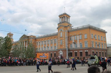 Irkutsk 'ta, Pazar günü, Haziran' ın başında, şehir günü kutlanır. 2014 'te, 7 Haziran' dı. Sabah bir geçit töreni var. Tatile okullar, üniversiteler, ticari firmalar ve kamu kuruluşları da katılıyor..
