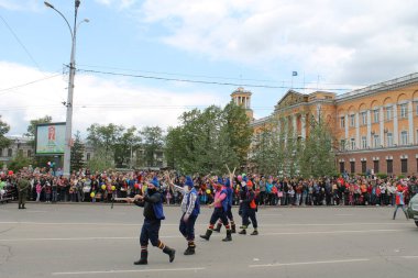 Irkutsk 'ta, Pazar günü, Haziran' ın başında, şehir günü kutlanır. 2014 'te, 7 Haziran' dı. Sabah bir geçit töreni var. Tatile okullar, üniversiteler, ticari firmalar ve kamu kuruluşları da katılıyor..