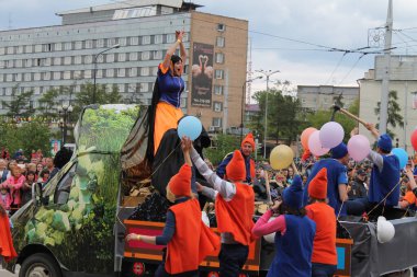 Irkutsk 'ta, Pazar günü, Haziran' ın başında, şehir günü kutlanır. 2014 'te, 7 Haziran' dı. Sabah bir geçit töreni var. Tatile okullar, üniversiteler, ticari firmalar ve kamu kuruluşları da katılıyor..