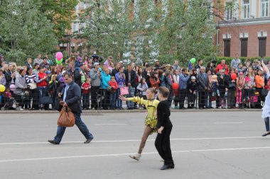 Irkutsk 'ta, Pazar günü, Haziran' ın başında, şehir günü kutlanır. 2014 'te, 7 Haziran' dı. Sabah bir geçit töreni var. Tatile okullar, üniversiteler, ticari firmalar ve kamu kuruluşları da katılıyor..