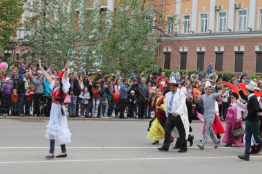 Irkutsk 'ta, Pazar günü, Haziran' ın başında, şehir günü kutlanır. 2014 'te, 7 Haziran' dı. Sabah bir geçit töreni var. Tatile okullar, üniversiteler, ticari firmalar ve kamu kuruluşları da katılıyor..