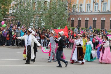 Irkutsk 'ta, Pazar günü, Haziran' ın başında, şehir günü kutlanır. 2014 'te, 7 Haziran' dı. Sabah bir geçit töreni var. Tatile okullar, üniversiteler, ticari firmalar ve kamu kuruluşları da katılıyor..