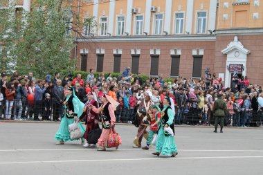 Irkutsk 'ta, Pazar günü, Haziran' ın başında, şehir günü kutlanır. 2014 'te, 7 Haziran' dı. Sabah bir geçit töreni var. Tatile okullar, üniversiteler, ticari firmalar ve kamu kuruluşları da katılıyor..